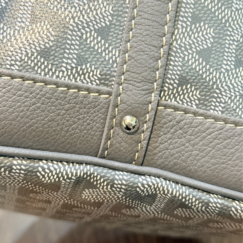 賠售超甜賣🫶🏻最好看的Goyard灰 🩶好輕好揹好裝的斜背水桶包 揹帶長度可以調-27