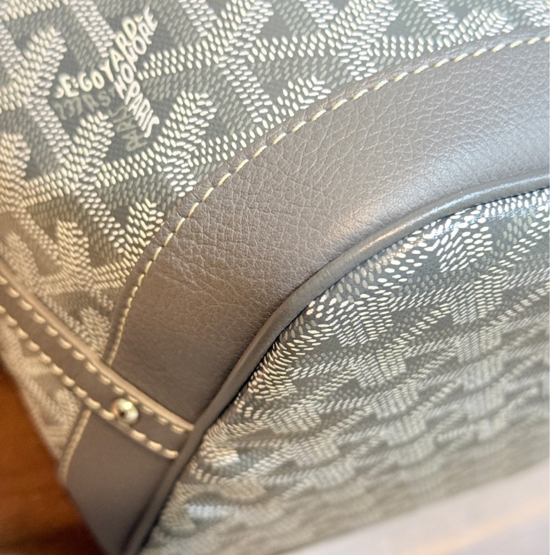 賠售超甜賣🫶🏻最好看的Goyard灰 🩶好輕好揹好裝的斜背水桶包 揹帶長度可以調-33