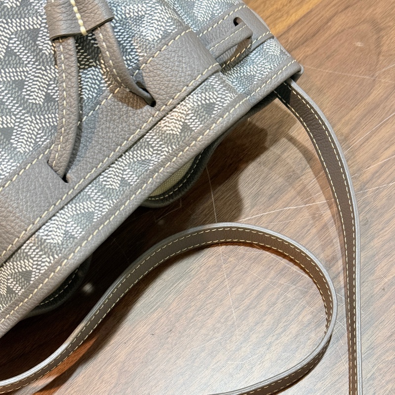 賠售超甜賣🫶🏻最好看的Goyard灰 🩶好輕好揹好裝的斜背水桶包 揹帶長度可以調-35