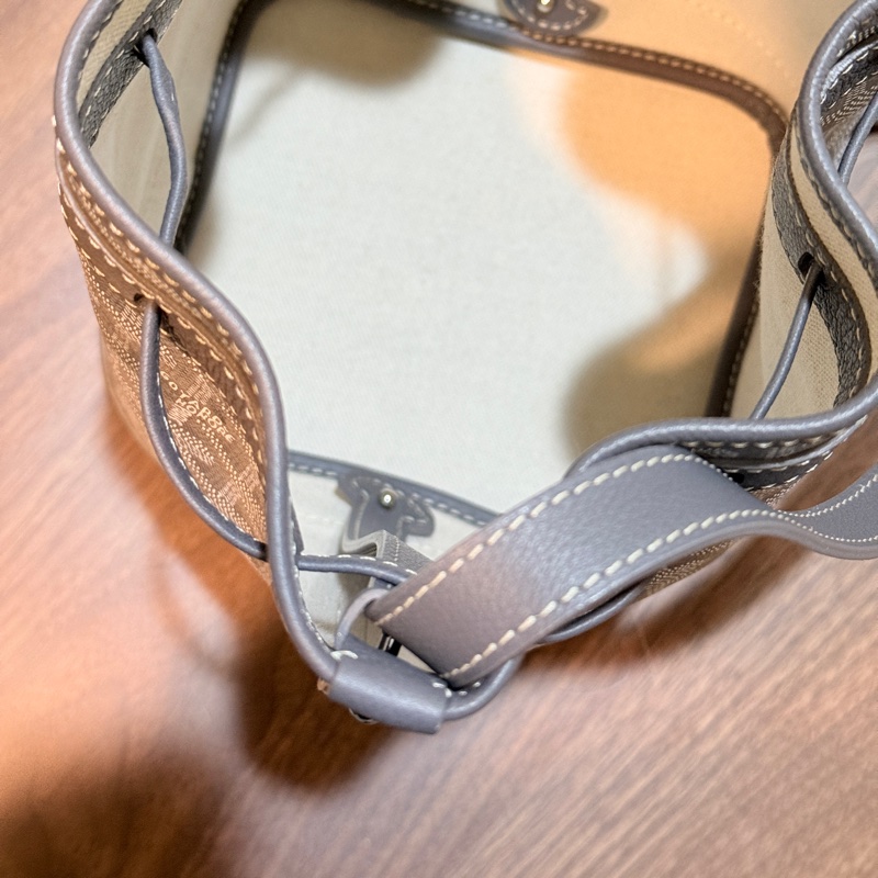 賠售超甜賣🫶🏻最好看的Goyard灰 🩶好輕好揹好裝的斜背水桶包 揹帶長度可以調-38