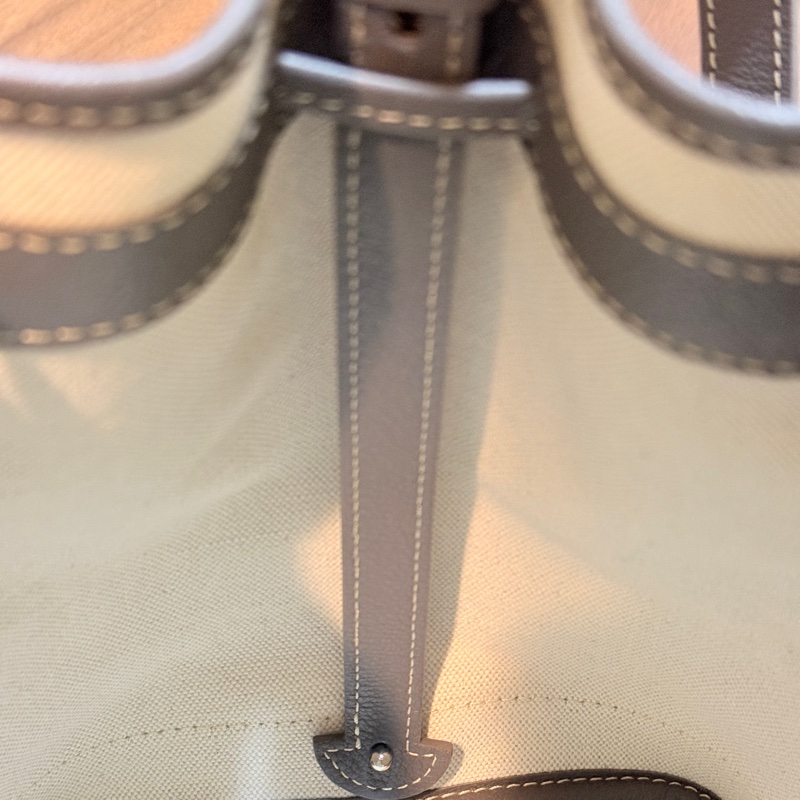 賠售超甜賣🫶🏻最好看的Goyard灰 🩶好輕好揹好裝的斜背水桶包 揹帶長度可以調-39