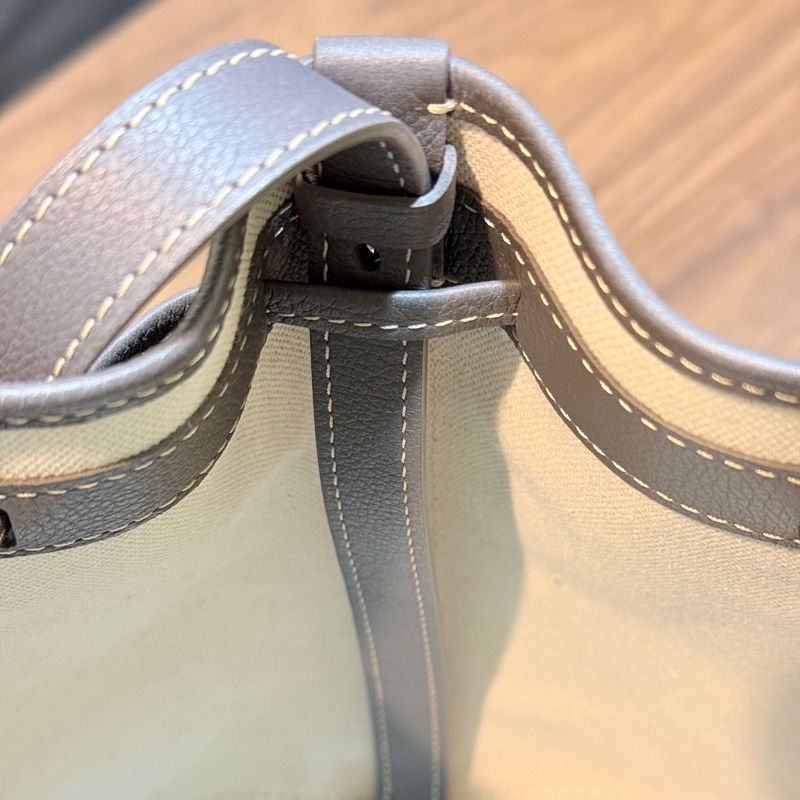 賠售超甜賣🫶🏻最好看的Goyard灰 🩶好輕好揹好裝的斜背水桶包 揹帶長度可以調-40