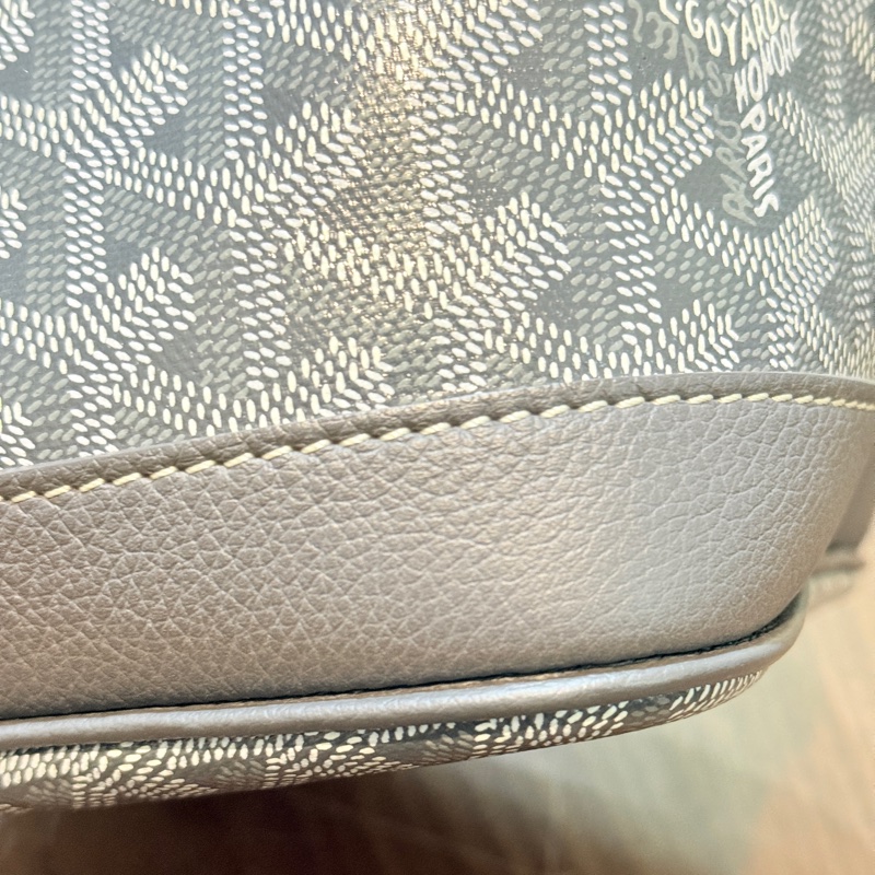賠售超甜賣🫶🏻最好看的Goyard灰 🩶好輕好揹好裝的斜背水桶包 揹帶長度可以調-43