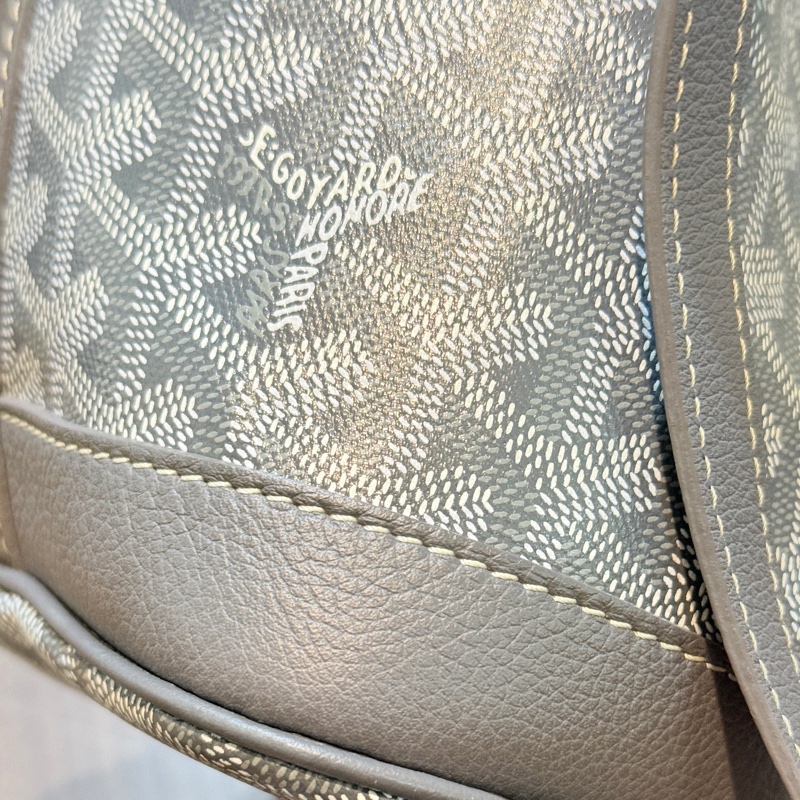 賠售超甜賣🫶🏻最好看的Goyard灰 🩶好輕好揹好裝的斜背水桶包 揹帶長度可以調-45