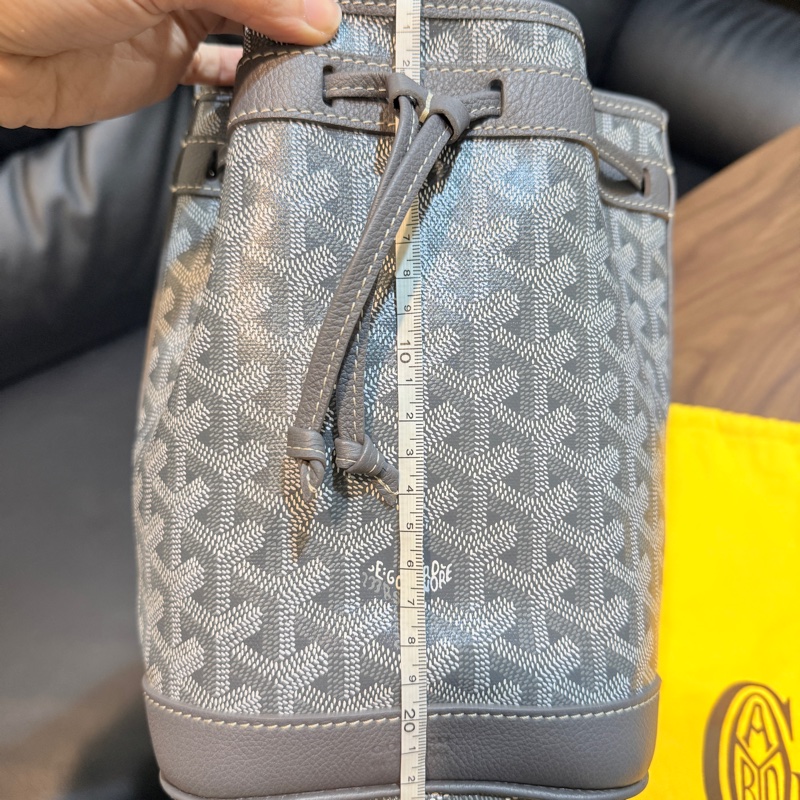賠售超甜賣🩶灰色goyard 斜背水桶 超夯款 超輕 揹帶可調-5