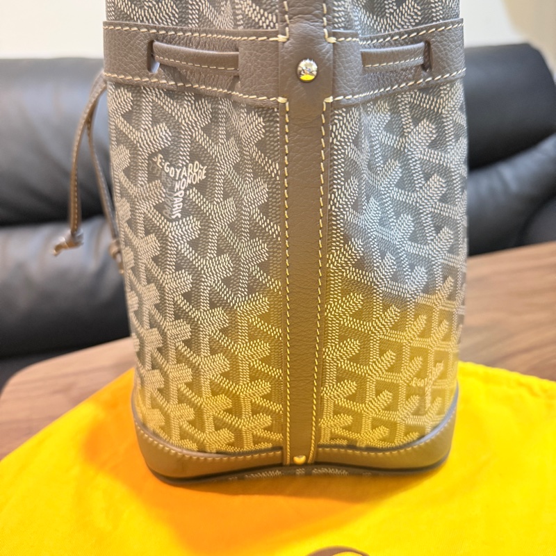 賠售超甜賣🩶灰色goyard 斜背水桶 超夯款 超輕 揹帶可調-7