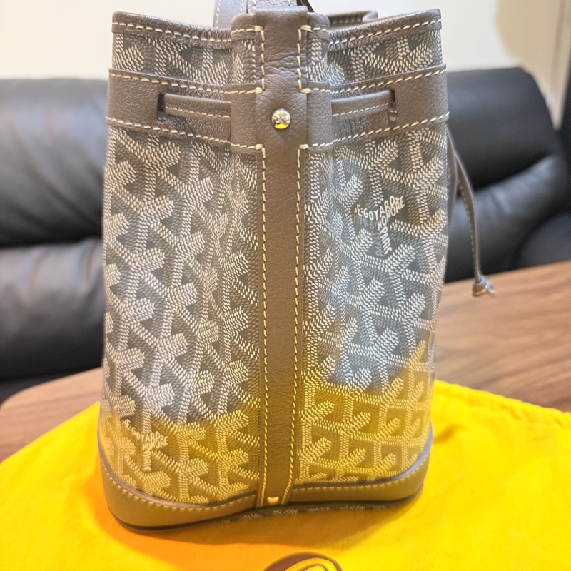 賠售超甜賣🩶灰色goyard 斜背水桶 超夯款 超輕 揹帶可調-9