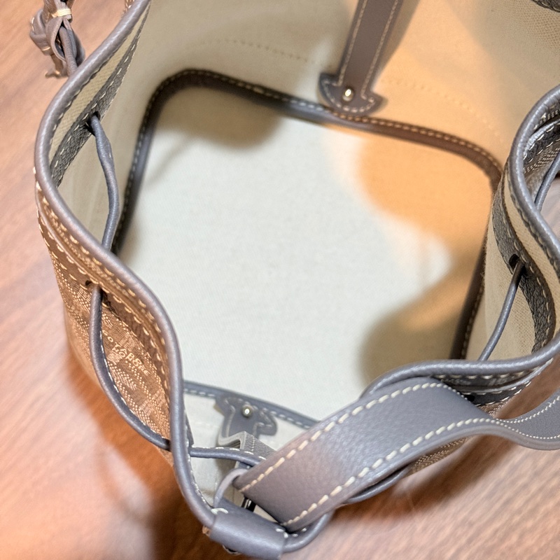 賠售超甜賣🩶灰色goyard 斜背水桶 超夯款 超輕 揹帶可調-23