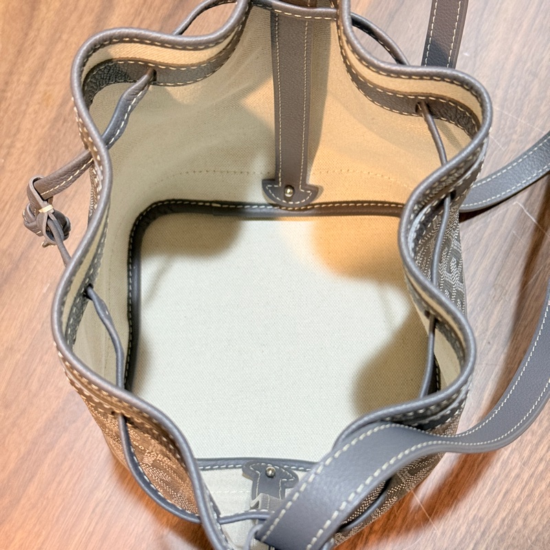 賠售超甜賣🩶灰色goyard 斜背水桶 超夯款 超輕 揹帶可調-24
