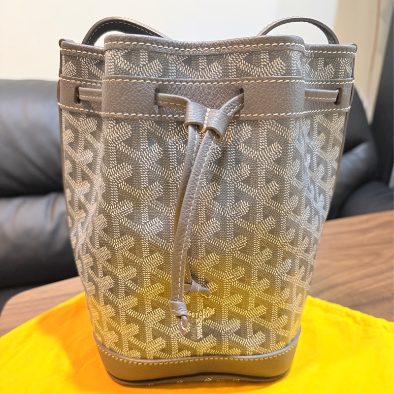 賠售超甜賣🩶灰色goyard 斜背水桶 超夯款 超輕 揹帶可調-34
