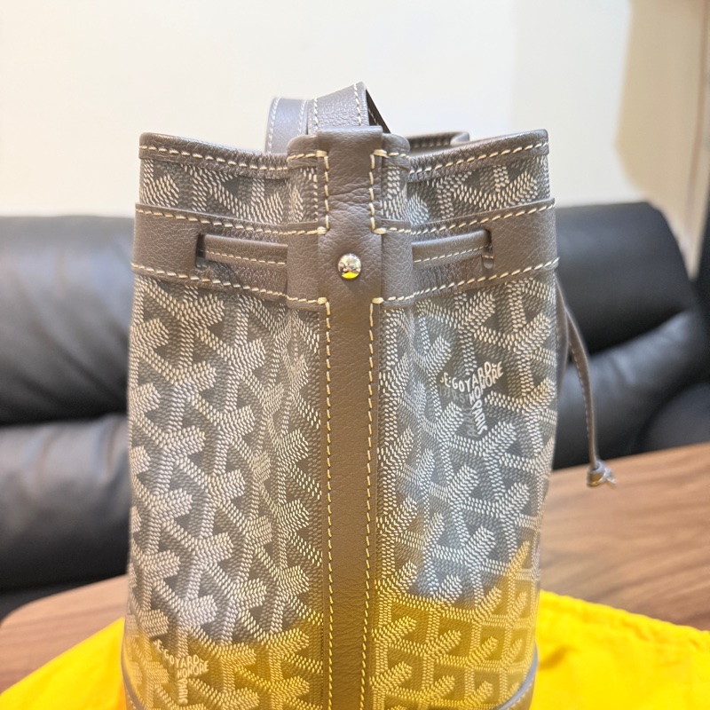 賠售超甜賣🩶灰色goyard 斜背水桶 超夯款 超輕 揹帶可調-35