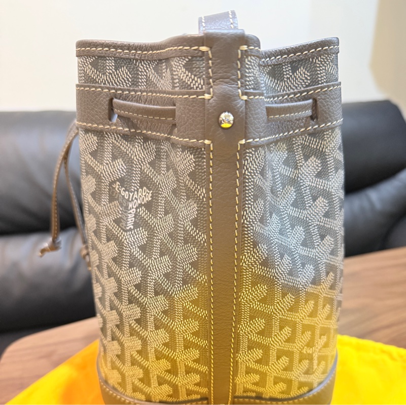 賠售超甜賣🩶灰色goyard 斜背水桶 超夯款 超輕 揹帶可調-37