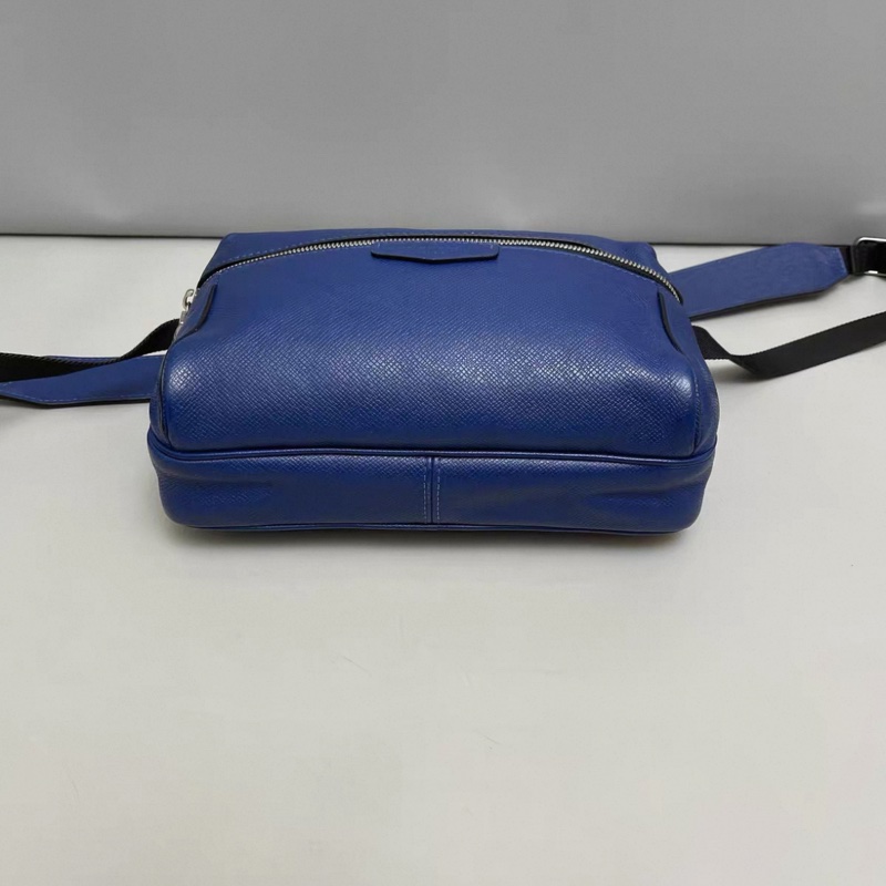 LV路易威登 男士藍色牛皮Outdoor郵差包-3