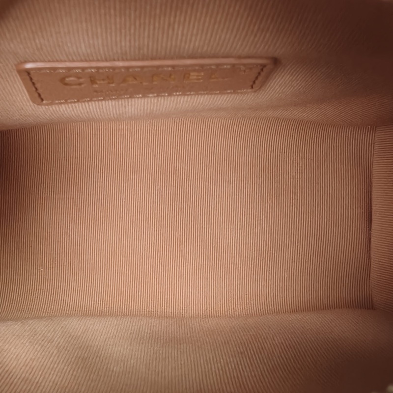 CHANEL 保齡球小號奶茶色羊皮晶片開金扣肩背包-5