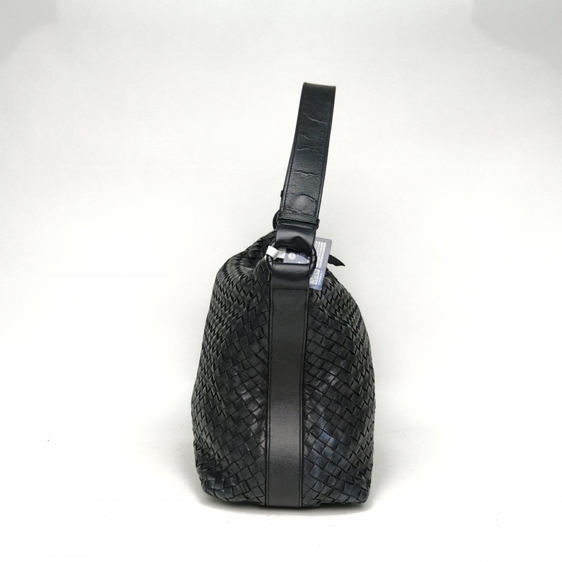 BOTTEGA VENETA 黑色羊皮金扣經典編織寬肩帶單肩包-1