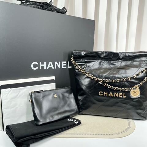 CHANEL香奈兒 芯片款 小號黑金22bag 垃圾袋 黑色金字金鏈超美 經典百搭  鏈條上增添一枚鏤空Chanel雙C金幣吊墜 有一種復古的感覺 容量很ok 日常出行都可以滿足 高級感滿滿 百搭又時髦