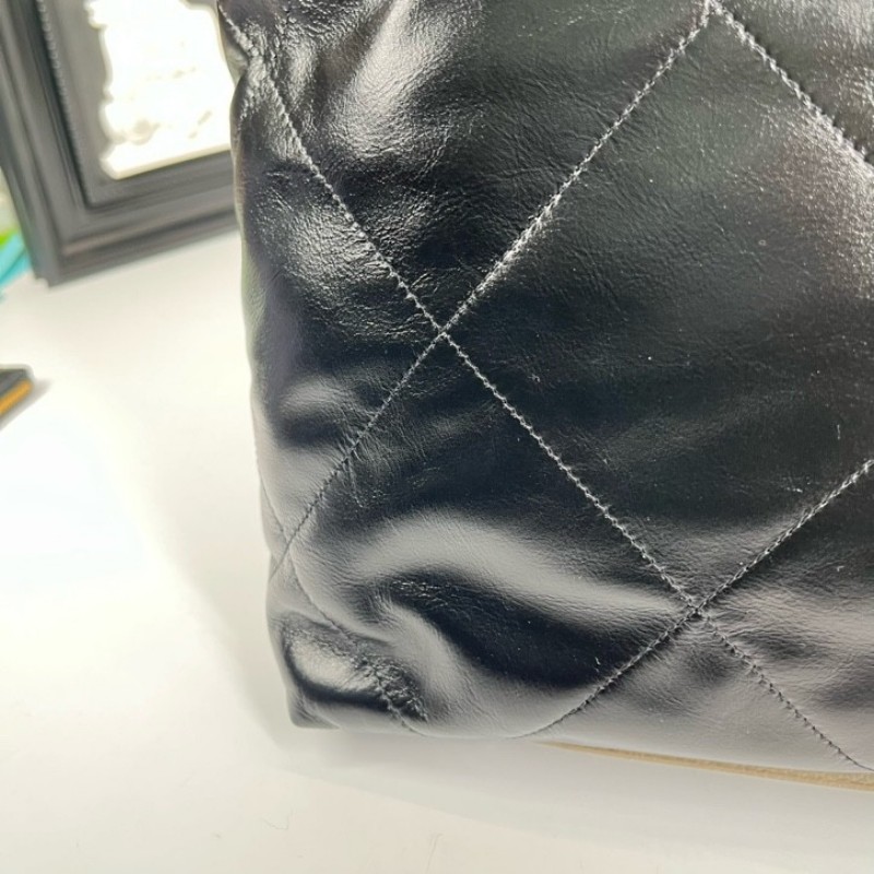 CHANEL香奈兒 芯片款 小號黑金22bag 垃圾袋 黑色金字金鏈超美 經典百搭  鏈條上增添一枚鏤空Chanel雙C金幣吊墜 有一種復古的感覺 容量很ok 日常出行都可以滿足 高級感滿滿 百搭又時髦-11