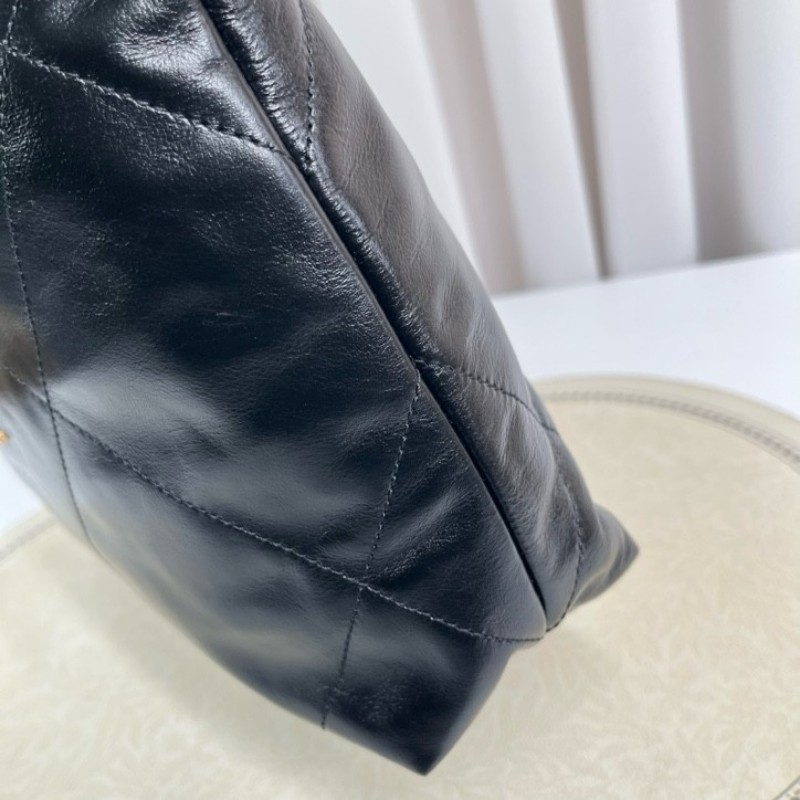 CHANEL香奈兒 芯片款 小號黑金22bag 垃圾袋 黑色金字金鏈超美 經典百搭  鏈條上增添一枚鏤空Chanel雙C金幣吊墜 有一種復古的感覺 容量很ok 日常出行都可以滿足 高級感滿滿 百搭又時髦-12