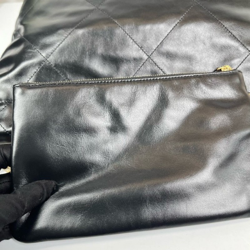 CHANEL香奈兒 芯片款 小號黑金22bag 垃圾袋 黑色金字金鏈超美 經典百搭  鏈條上增添一枚鏤空Chanel雙C金幣吊墜 有一種復古的感覺 容量很ok 日常出行都可以滿足 高級感滿滿 百搭又時髦-21