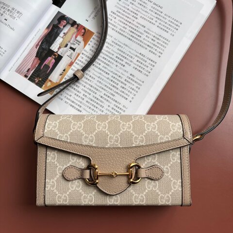 ::GUCCI:: 699296 Horsebit 1955馬銜扣造型燕麥色GG帆布斜背馬鞍包 小相機包
