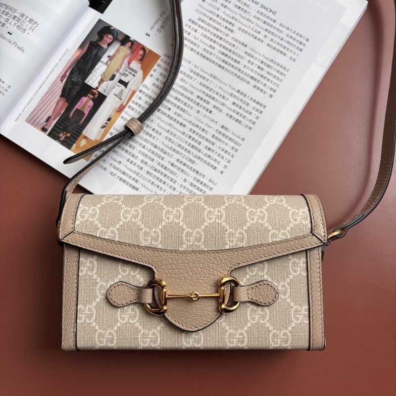 ::GUCCI:: 699296 Horsebit 1955馬銜扣造型燕麥色GG帆布斜背馬鞍包 小相機包-0