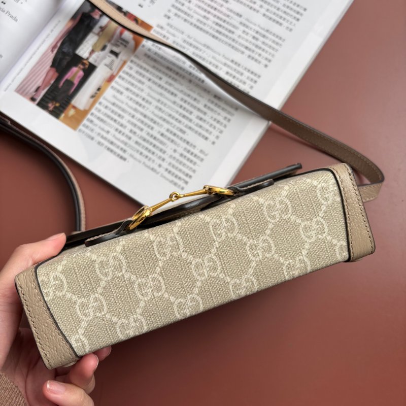 ::GUCCI:: 699296 Horsebit 1955馬銜扣造型燕麥色GG帆布斜背馬鞍包 小相機包-3