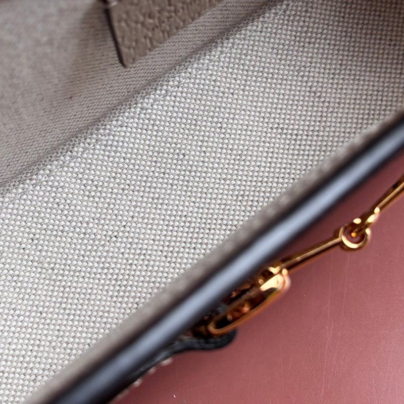 ::GUCCI:: 699296 Horsebit 1955馬銜扣造型燕麥色GG帆布斜背馬鞍包 小相機包-18