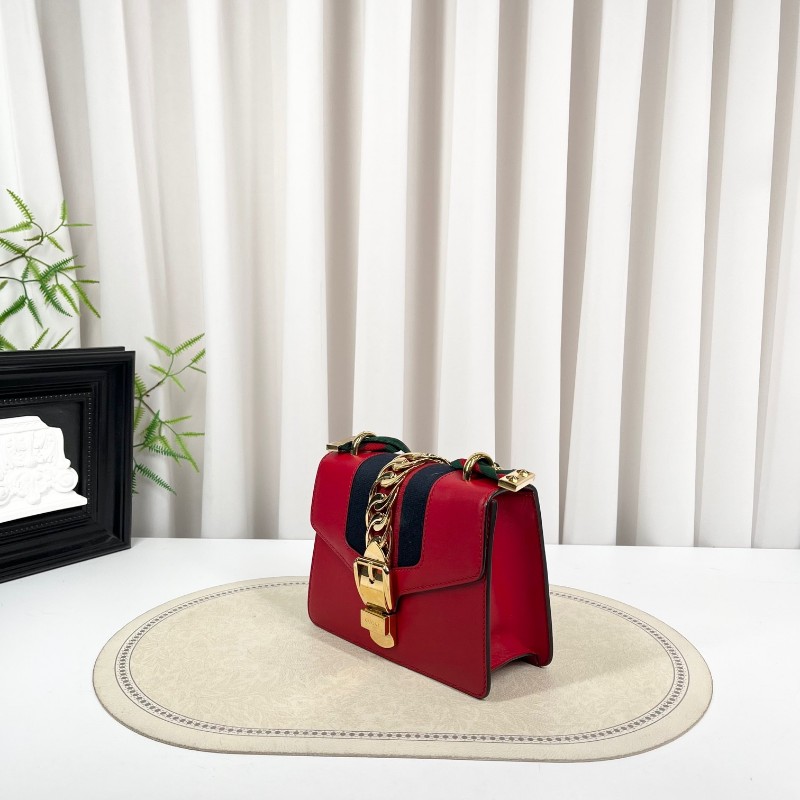 GUCCI古馳 塞爾維亞單肩包 牛皮材質 搭配經典紅綠條紋織帶和金色鏈條 金色五金配件 適合日常搭配-3