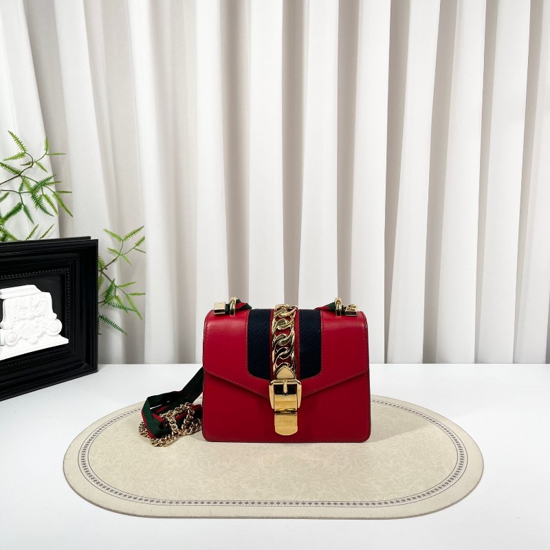 GUCCI古馳 塞爾維亞單肩包 牛皮材質 搭配經典紅綠條紋織帶和金色鏈條 金色五金配件 適合日常搭配-5