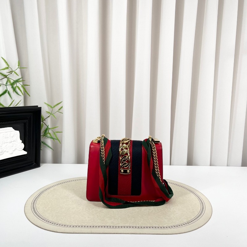 GUCCI古馳 塞爾維亞單肩包 牛皮材質 搭配經典紅綠條紋織帶和金色鏈條 金色五金配件 適合日常搭配-6