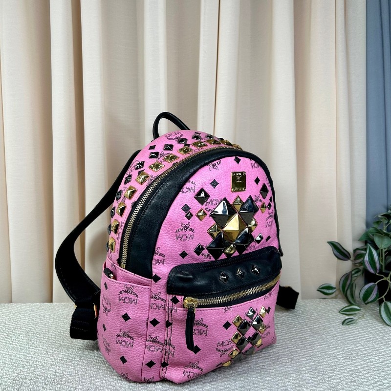 MCM黑粉拼接鉚釘款雙肩包 經典老花配色 粉色底色配黑色 時尚百搭 容量大 實用性強-1