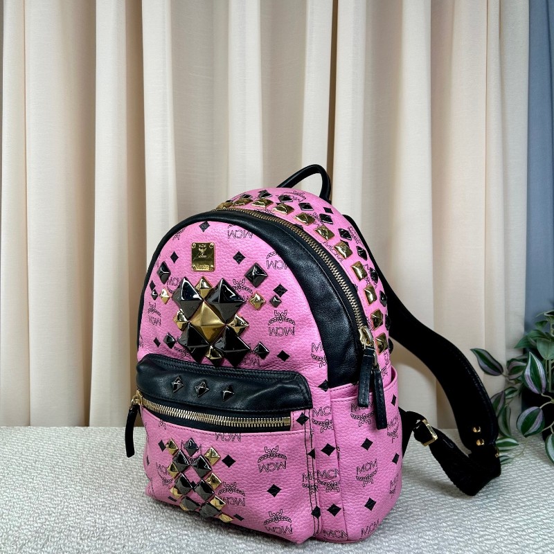 MCM黑粉拼接鉚釘款雙肩包 經典老花配色 粉色底色配黑色 時尚百搭 容量大 實用性強-2