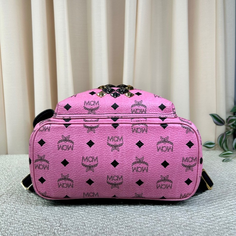 MCM黑粉拼接鉚釘款雙肩包 經典老花配色 粉色底色配黑色 時尚百搭 容量大 實用性強-4