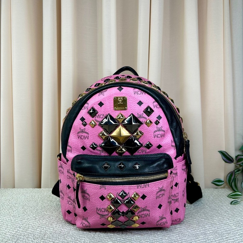 MCM黑粉拼接鉚釘款雙肩包 經典老花配色 粉色底色配黑色 時尚百搭 容量大 實用性強-5