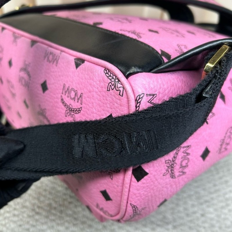 MCM黑粉拼接鉚釘款雙肩包 經典老花配色 粉色底色配黑色 時尚百搭 容量大 實用性強-7