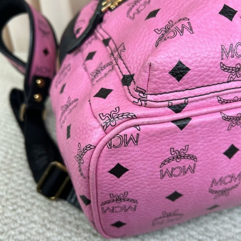 MCM黑粉拼接鉚釘款雙肩包 經典老花配色 粉色底色配黑色 時尚百搭 容量大 實用性強-8