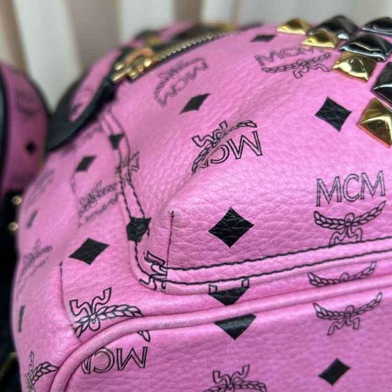 MCM黑粉拼接鉚釘款雙肩包 經典老花配色 粉色底色配黑色 時尚百搭 容量大 實用性強-9