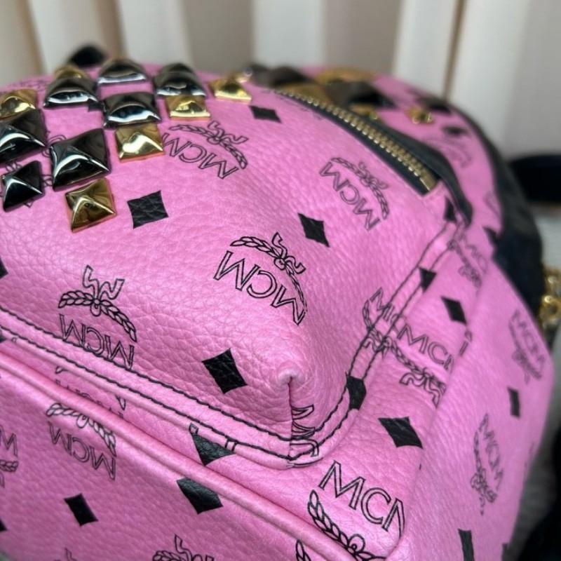 MCM黑粉拼接鉚釘款雙肩包 經典老花配色 粉色底色配黑色 時尚百搭 容量大 實用性強-10