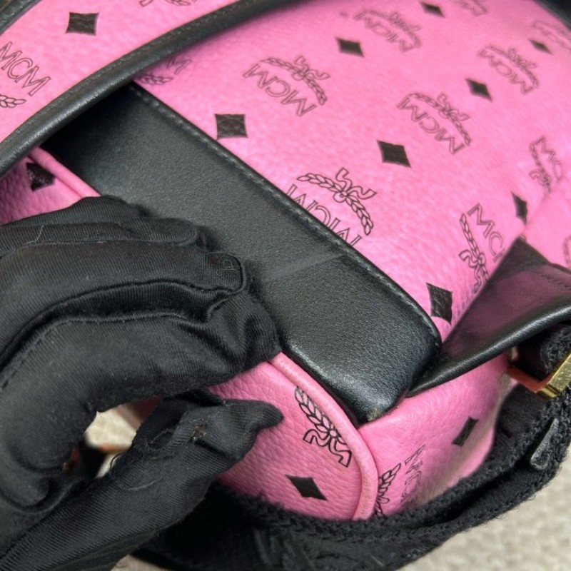 MCM黑粉拼接鉚釘款雙肩包 經典老花配色 粉色底色配黑色 時尚百搭 容量大 實用性強-14