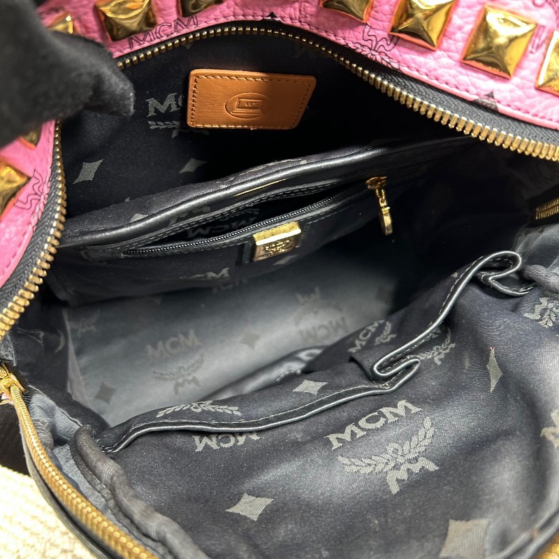 MCM黑粉拼接鉚釘款雙肩包 經典老花配色 粉色底色配黑色 時尚百搭 容量大 實用性強-15