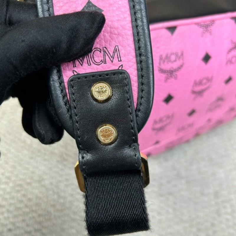 MCM黑粉拼接鉚釘款雙肩包 經典老花配色 粉色底色配黑色 時尚百搭 容量大 實用性強-16