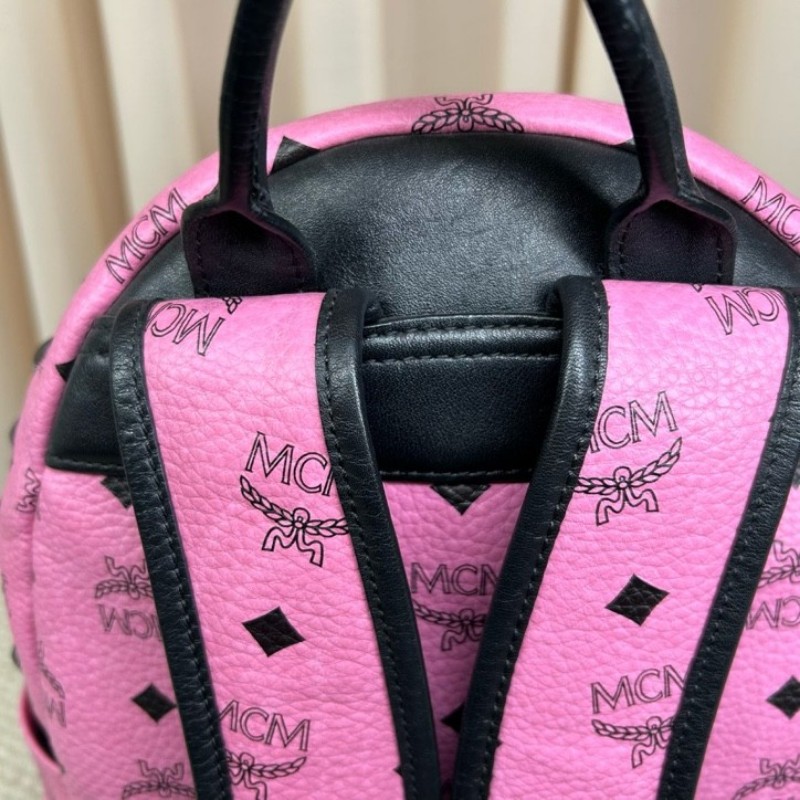 MCM黑粉拼接鉚釘款雙肩包 經典老花配色 粉色底色配黑色 時尚百搭 容量大 實用性強-18
