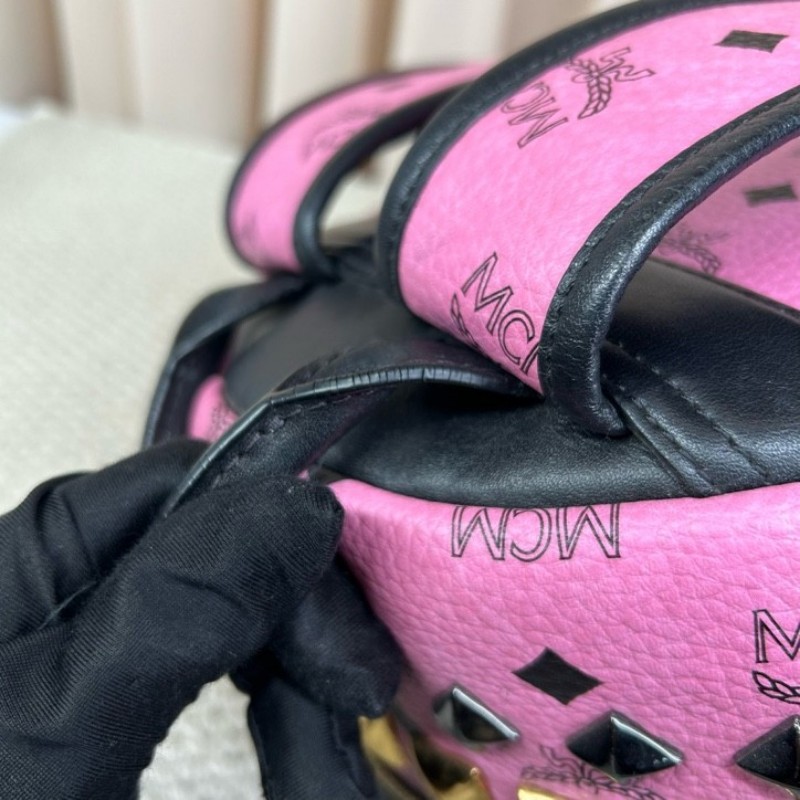MCM黑粉拼接鉚釘款雙肩包 經典老花配色 粉色底色配黑色 時尚百搭 容量大 實用性強-21