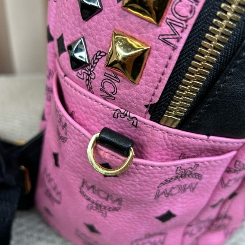 MCM黑粉拼接鉚釘款雙肩包 經典老花配色 粉色底色配黑色 時尚百搭 容量大 實用性強-25