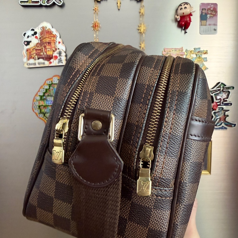 LV 咖格金釦雙層斜背記者包-4