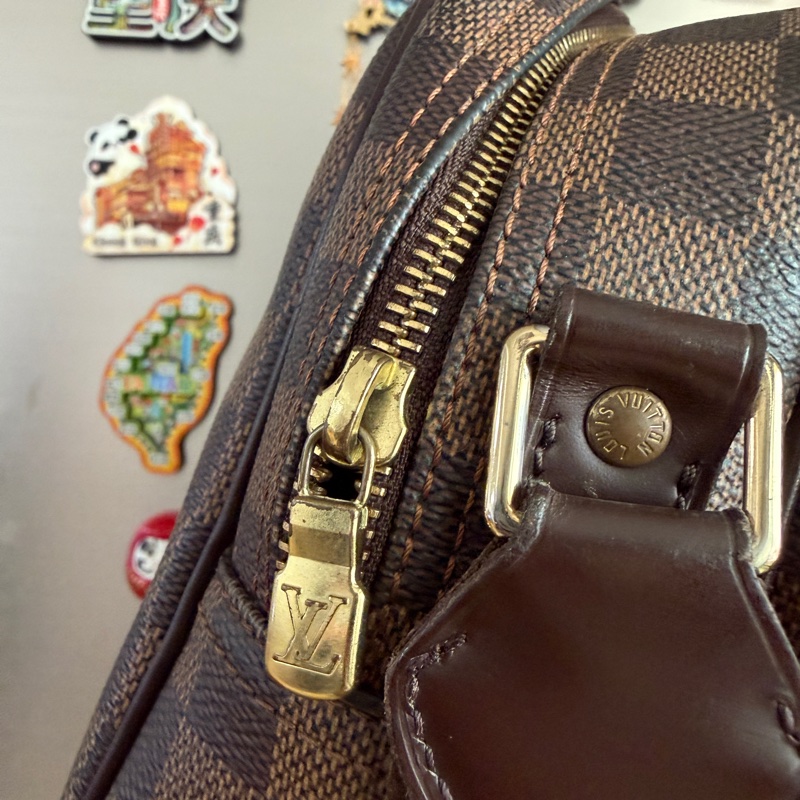 LV 咖格金釦雙層斜背記者包-7