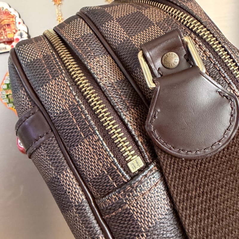 LV 咖格金釦雙層斜背記者包-8