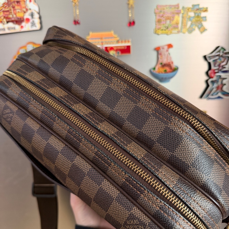 LV 咖格金釦雙層斜背記者包-9