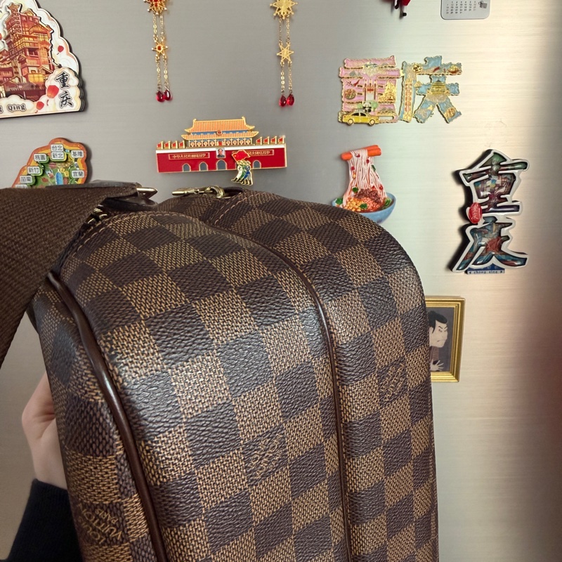 LV 咖格金釦雙層斜背記者包-11