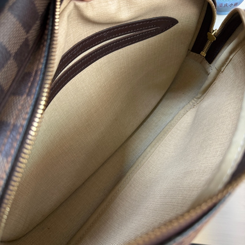 LV 咖格金釦雙層斜背記者包-15